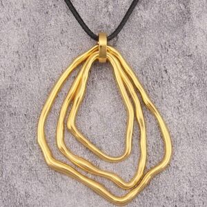 Elegant Gold Pendant Necklace